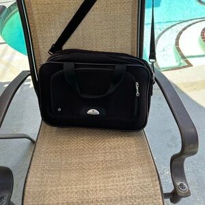 Samsonite Black Travel Bag with Textured Fabric and Adjustable Strap